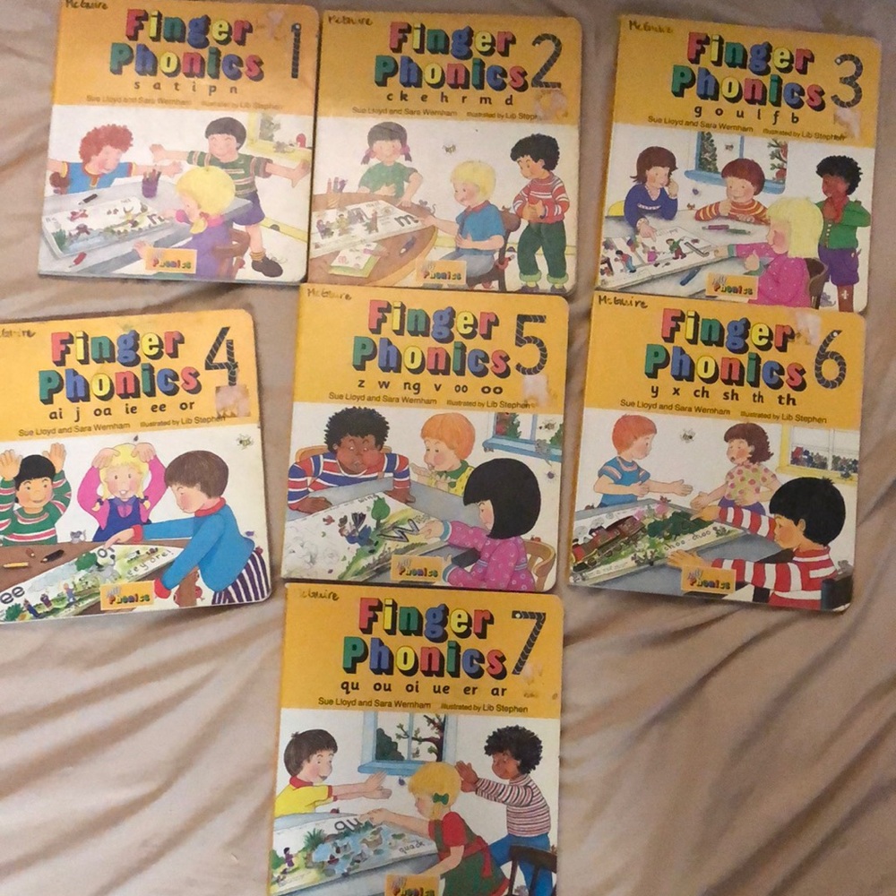 Jolly Phonics Finger Phonics Board books set 1-7